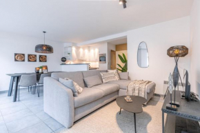 Very tastefully decorated holiday apartment with lateral sea view, at a stone's throw from the beach and the Pier
